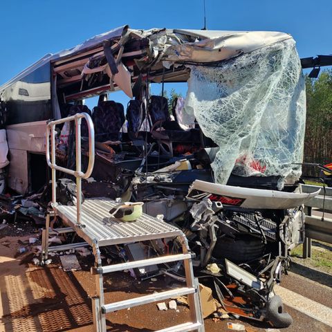 Der Reisebus wurde durch den Unfall auf der A12 in Brandenburg schwer beschädigt