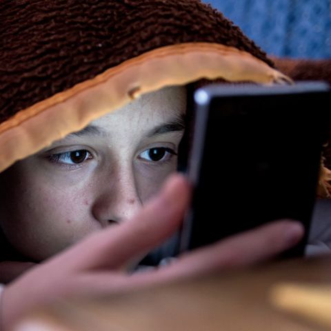 Mädchen sieht sich Tiktok zu ADHS-Selbstadiagnose an