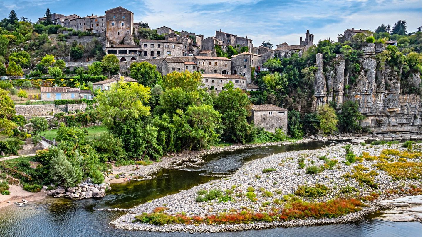 Flussmündung und im Hintergrund auf einer Anhebung kleines steinernes Dorf