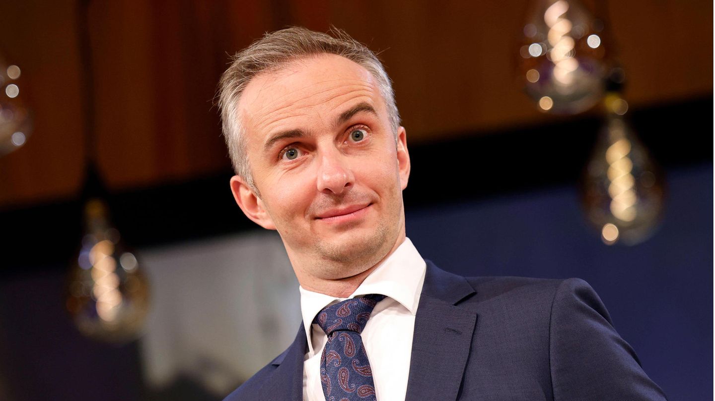 Jan Böhmermann grinst