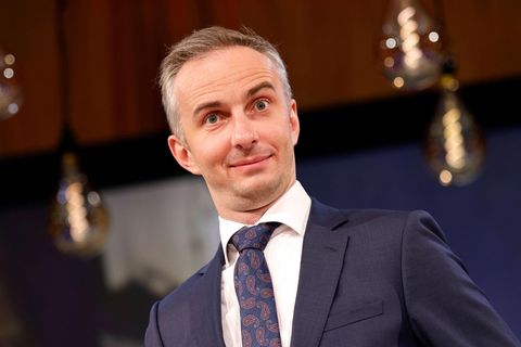 Jan Böhmermann grinst
