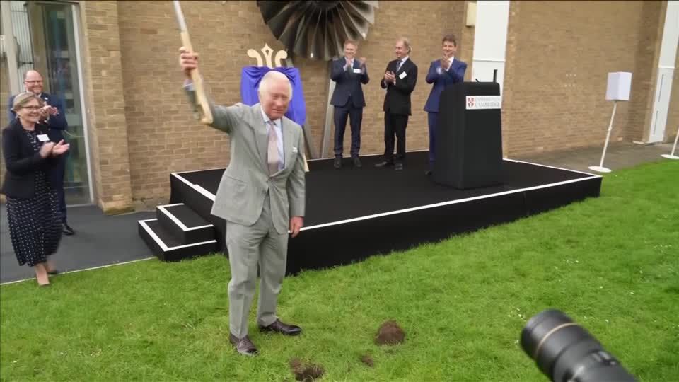 Video: Keine Pause nach der Krönung: Charles III. nimmt ersten offiziellen Termin nach Feierlichkeiten wahr