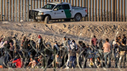 Ein Fahrzeug der US-Grenzpatrouille fährt in El Paso, Texas, an Migranten vorbei
