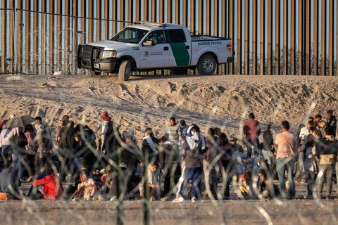 Ein Fahrzeug der US-Grenzpatrouille fährt in El Paso, Texas, an Migranten vorbei