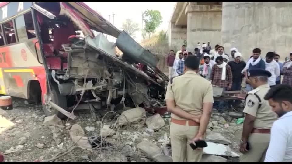 Video: Mehr als 20 Tote bei Busunglück in Indien