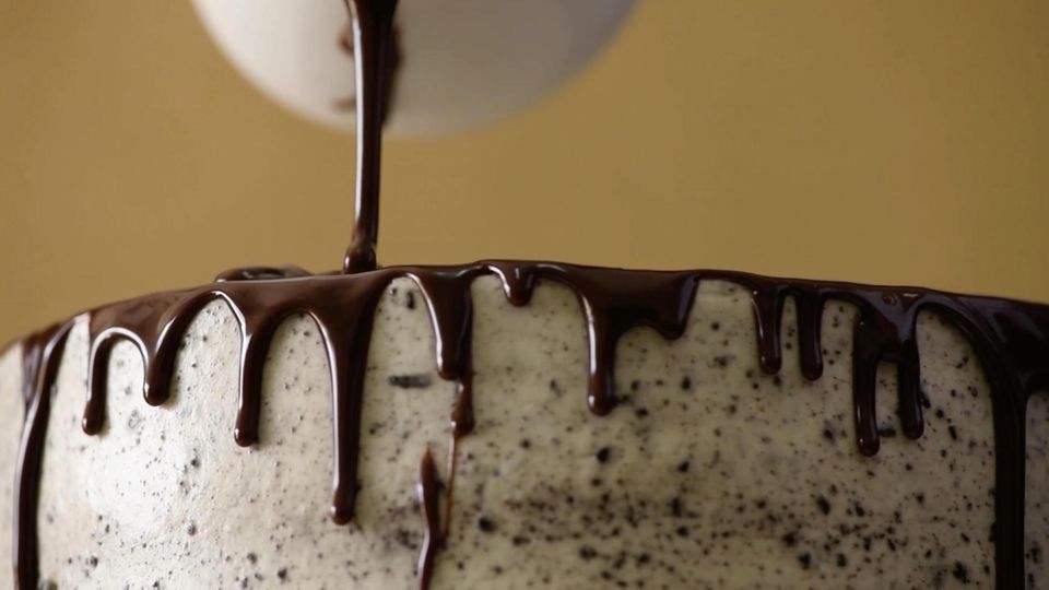 Eine Eistorten-Rezept, das nicht nur die Vorzüge von Keksen, Eis und Schokolade verbindet, sondern auch im Handumdrehen zubereitet ist.