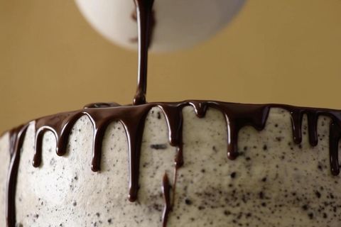 Eine Eistorten-Rezept, das nicht nur die Vorzüge von Keksen, Eis und Schokolade verbindet, sondern auch im Handumdrehen zubereitet ist.
