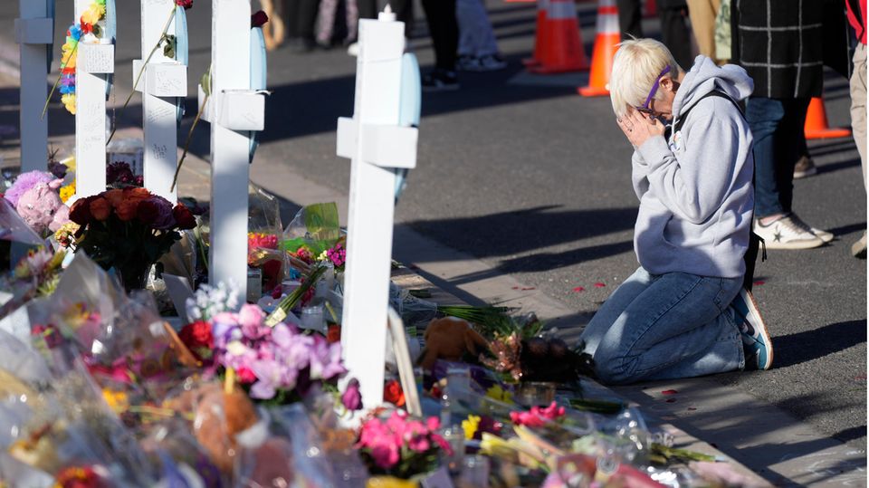 Waffen-Debatte USA: Frau betet an einer Gedenkstätte für die Opfer nach einem Amoklauf in Colorado Springs