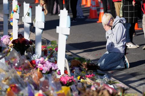 Waffen-Debatte USA: Frau betet an einer Gedenkstätte für die Opfer nach einem Amoklauf in Colorado Springs