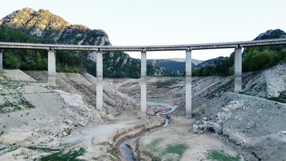 Dürre in Südeuropa: Spanien ächzt unter Wassermangel – Drohne filmt ausgetrocknete Stauseen