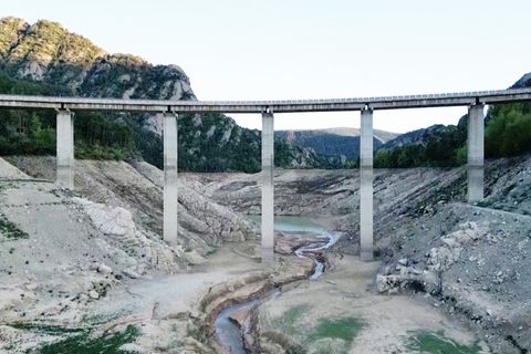 Dürre in Südeuropa: Spanien ächzt unter Wassermangel – Drohne filmt ausgetrocknete Stauseen