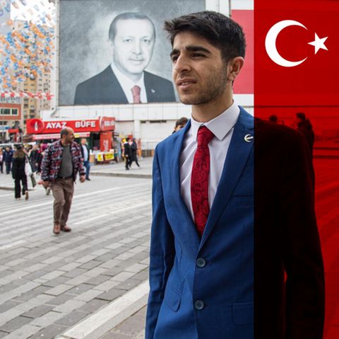 Junger Mann vor Türkei-Flagge und Erdogan Portrait