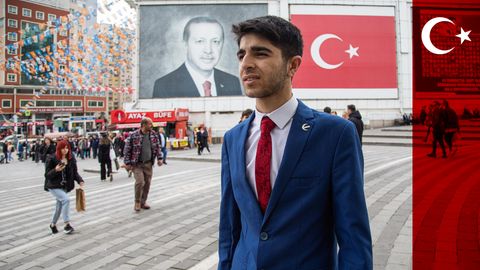 Junger Mann vor Türkei-Flagge und Erdogan Portrait