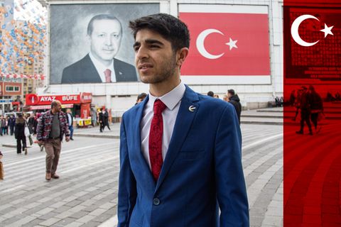 Junger Mann vor Türkei-Flagge und Erdogan Portrait