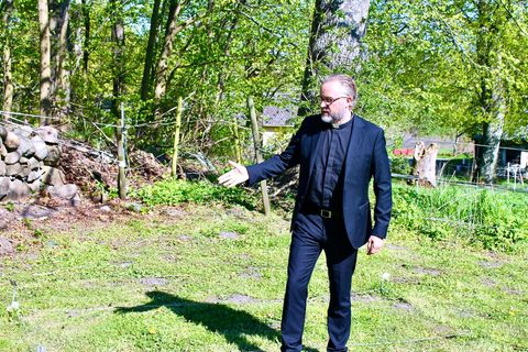 Pfarrer Mats Magnusson erklärt, wo und wie die muslimischen Gräber in Hyby liegen sollen