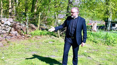 Pfarrer Mats Magnusson erklärt, wo und wie die muslimischen Gräber in Hyby liegen sollen