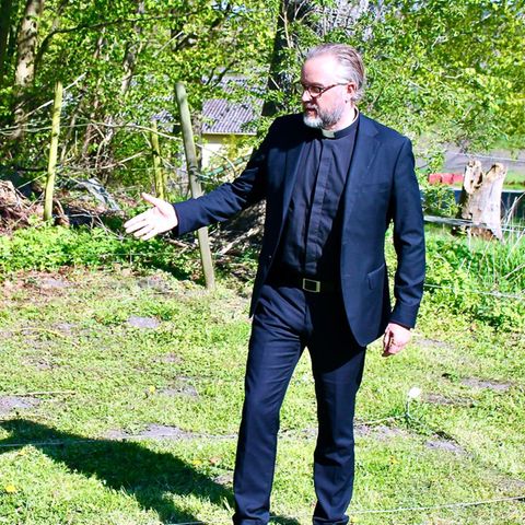 Pfarrer Mats Magnusson erklärt, wo und wie die muslimischen Gräber in Hyby liegen sollen