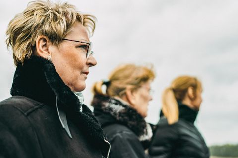 Thema Betrug: Drei Frauen stehen in einer Reihe mit dem Blick nach vorne
