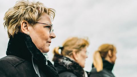 Thema Betrug: Drei Frauen stehen in einer Reihe mit dem Blick nach vorne
