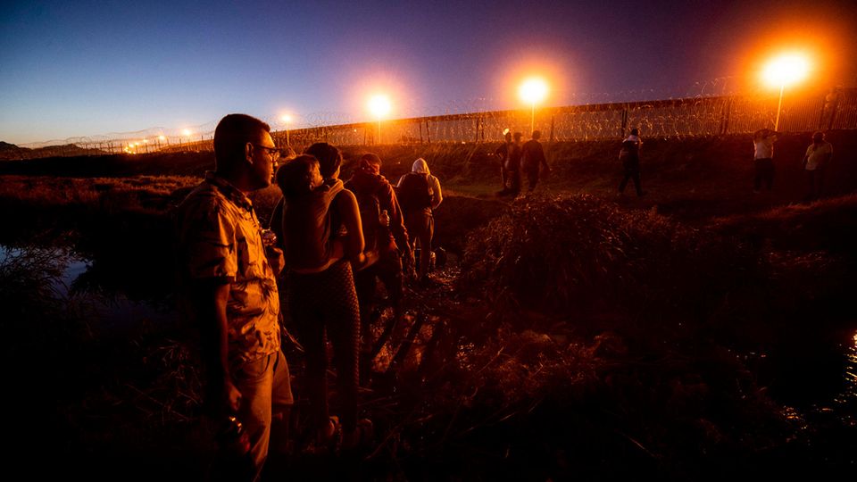 Flüchtlinge passieren den Rio Grande auf dem Weg von Mexiko in die USA. Am Donnerstag fällt in den USA die umstrittene "Title 42"-Regelung