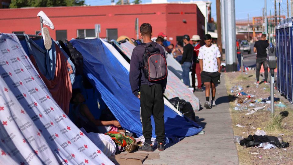 Ein Bild des Elens: Über 3000 Flüchtlinge halten sich seit Tagen rund um die Sacred Heart Church in El Paso auf