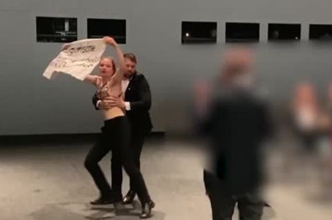 Attacke auf VW-Chef: Tortenwurf und Nacktprotest: Aktivisten stören VW-Aktionärsversammlung