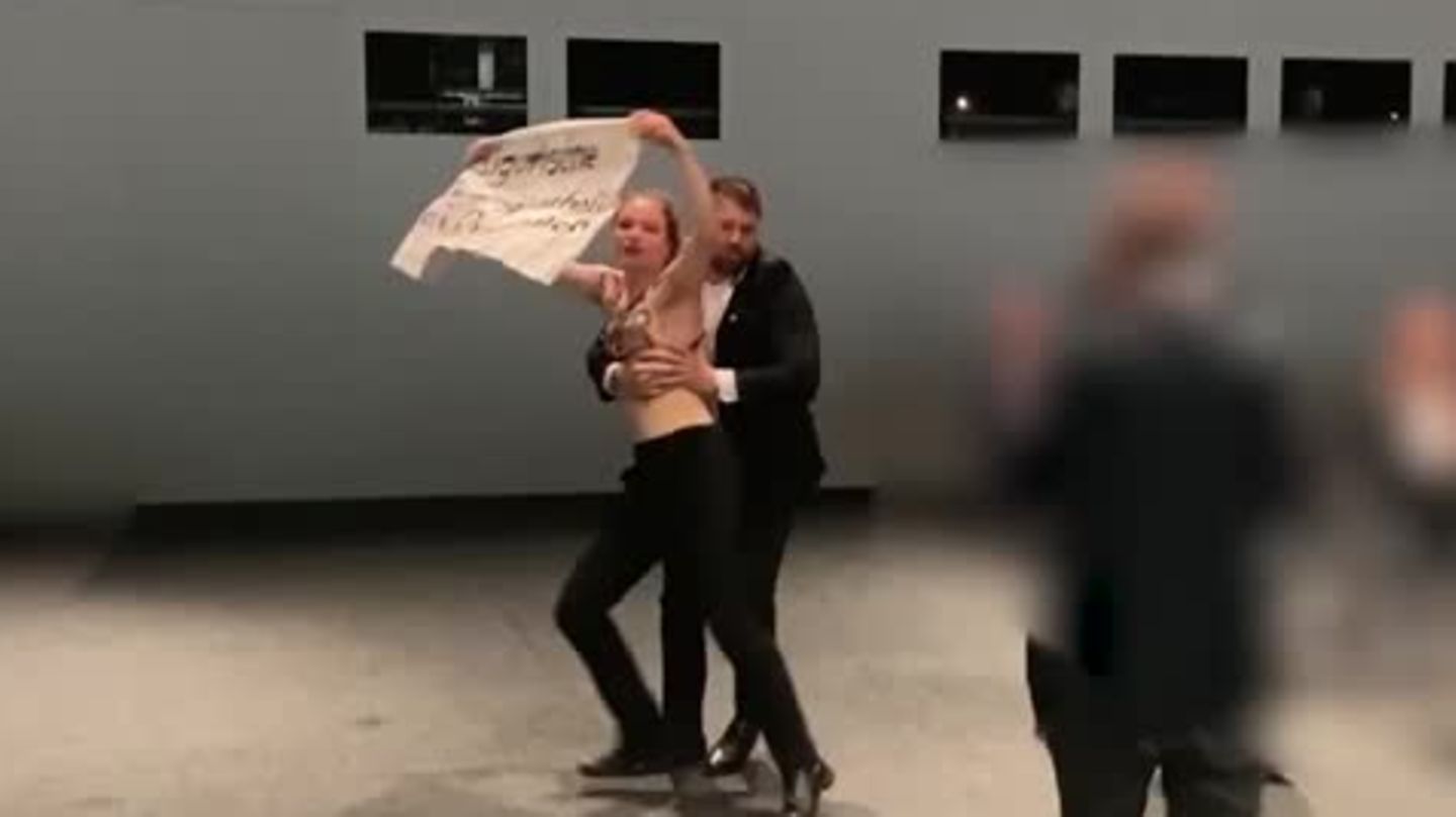 Volkswagen: Cake toss and naked protest at VW shareholders’ meeting (video)