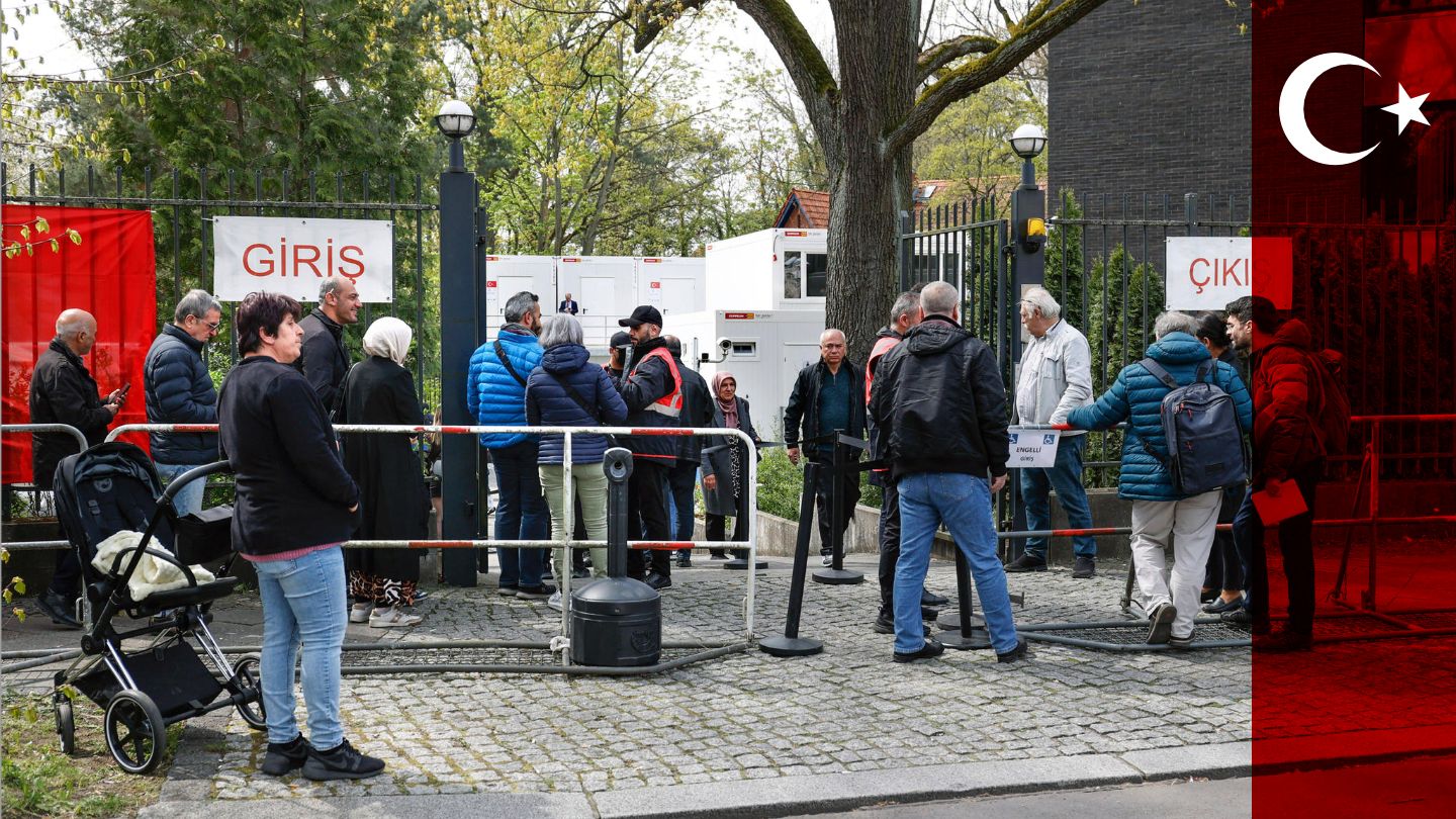 Einige Menschen stehen vor dem Generalkonsulat der Türkei