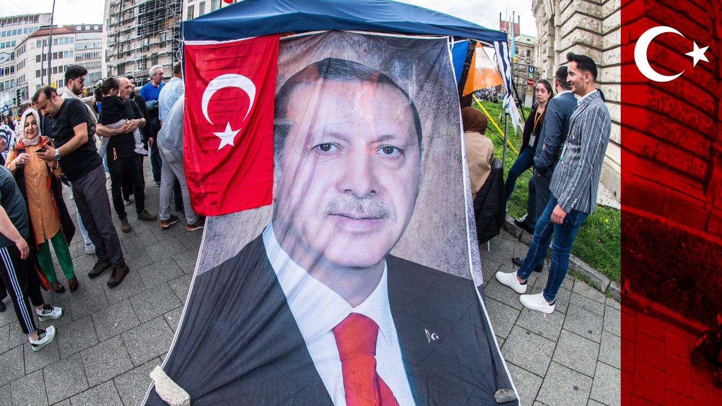 Deutsch-Türken vor einem Wahllokal in München Deutsch-Türken vor einem Wahllokal in München