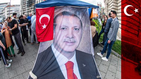 Deutsch-Türken vor einem Wahllokal in München