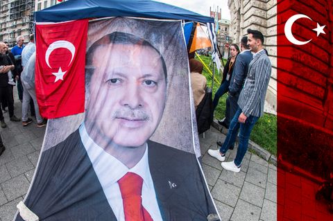 Deutsch-Türken vor einem Wahllokal in München