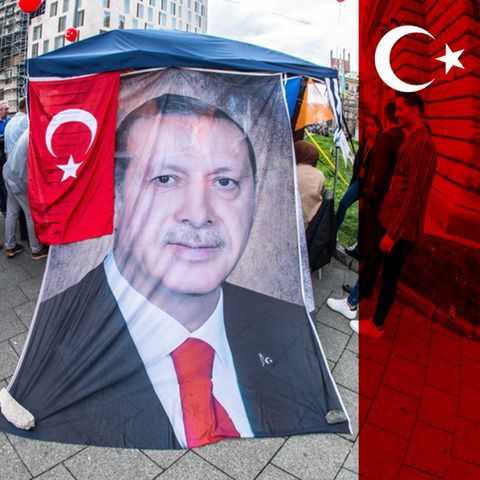 Deutsch-Türken vor einem Wahllokal in München