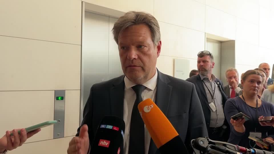 Video: Habeck hält an umstrittenen Staatssekretär fest