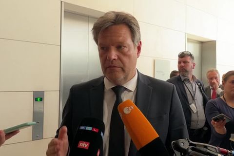 Video: Habeck hält an umstrittenen Staatssekretär fest
