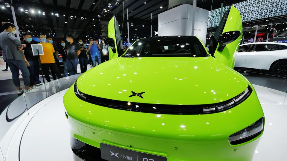 Messebesucher schauen sich ein Auto an. Die Europa-Offensive chinesischer Hersteller wird laut Xpeng für viele scheitern.