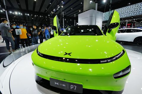 Messebesucher schauen sich ein Auto an. Die Europa-Offensive chinesischer Hersteller wird laut Xpeng für viele scheitern.
