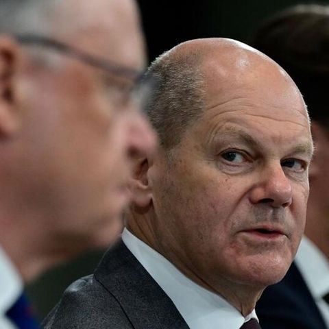 Bundeskanzler Scholz und die Ministerpräsidenten Weil und Wüst auf der Pressekonferenz nach dem Flüchtlingsgipfel