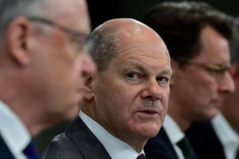 Bundeskanzler Scholz und die Ministerpräsidenten Weil und Wüst auf der Pressekonferenz nach dem Flüchtlingsgipfel