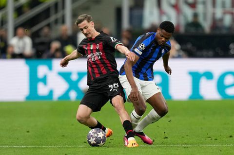 Stadtderby in der Königsklasse: Alexis Saelemaekers (links) vom AC Mailand und Denzel Dumfries von Inter Mailand