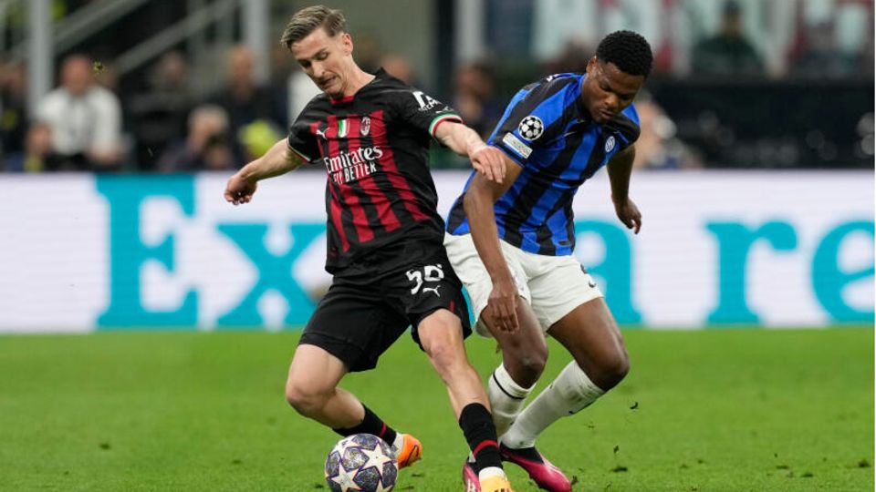 Stadtderby in der Königsklasse: Alexis Saelemaekers (links) vom AC Mailand und Denzel Dumfries von Inter Mailand