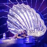 Und auch Sexappeal wird es in der Vision Beyonces geben: Wie die Aphrodite höchstpersönlich entstieg die Sängerin einer Muschel. 