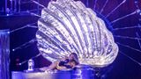 Und auch Sexappeal wird es in der Vision Beyonces geben: Wie die Aphrodite höchstpersönlich entstieg die Sängerin einer Muschel. 