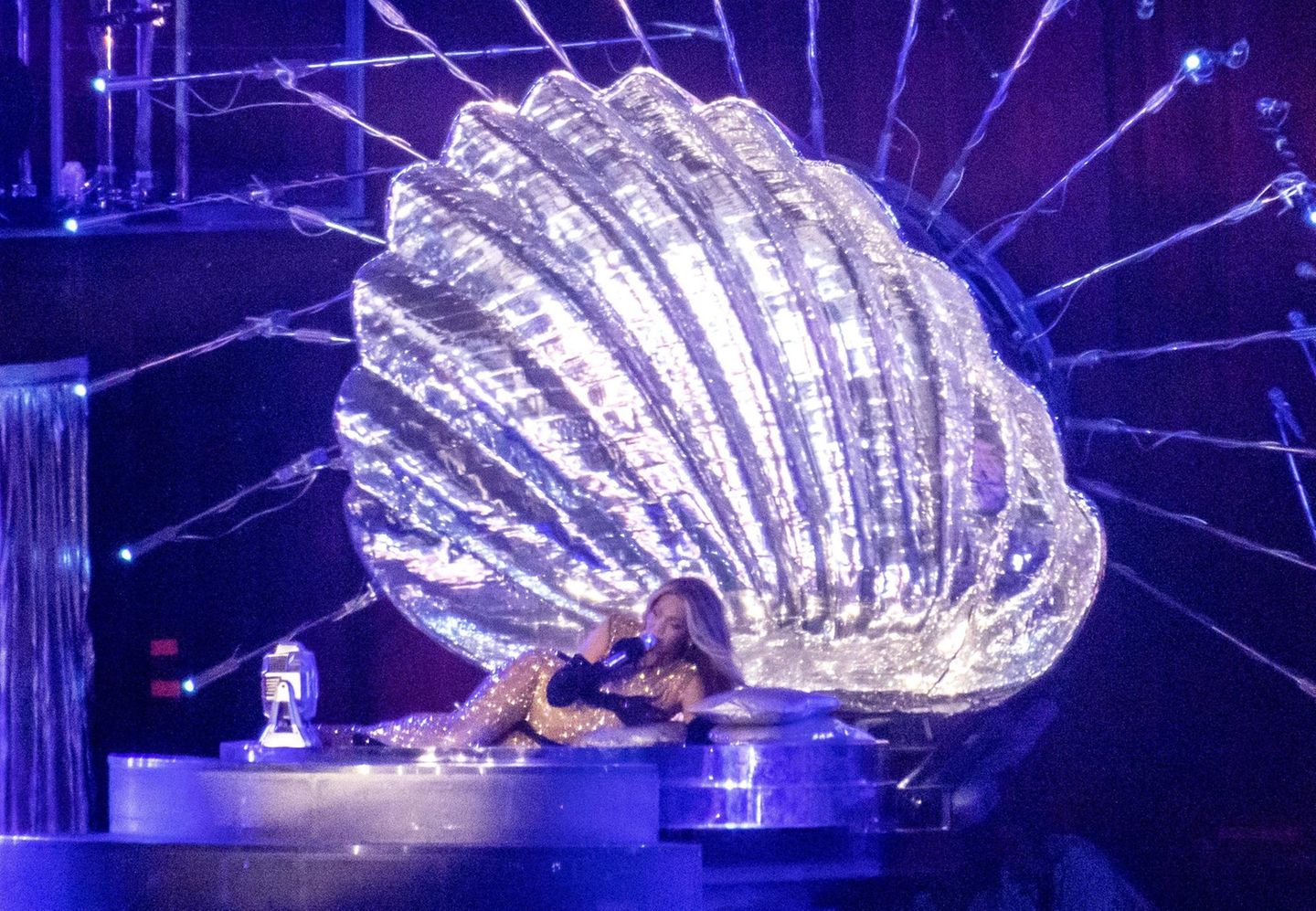 Und auch Sexappeal wird es in der Vision Beyonces geben: Wie die Aphrodite höchstpersönlich entstieg die Sängerin einer Muschel. 