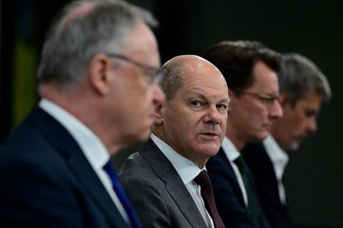 Stephan Weil, Olaf Scholz und Hendrik Wüst auf ihrer Pressekonferenz nach dem Flüchtlingsgipfel von Bund und Ländern