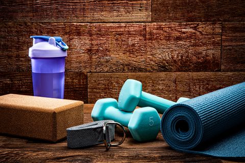 Yoga- und Fitnessgeräte auf Holzhintergrund
