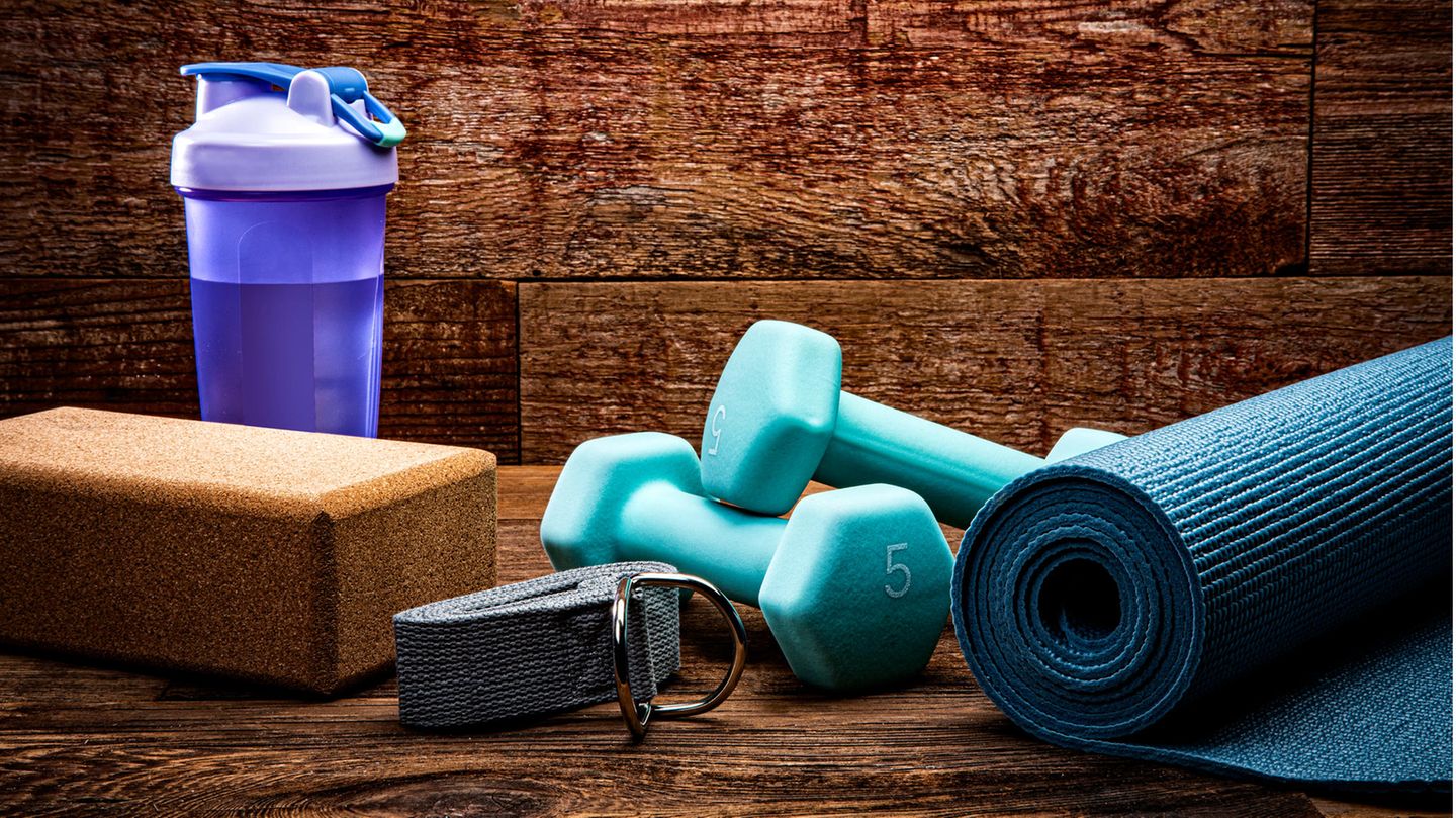 Yoga- und Fitnessgeräte auf Holzhintergrund