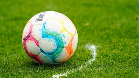 Brasilien Wettskandal: Ein Fußball liegt auf grünem Rasen