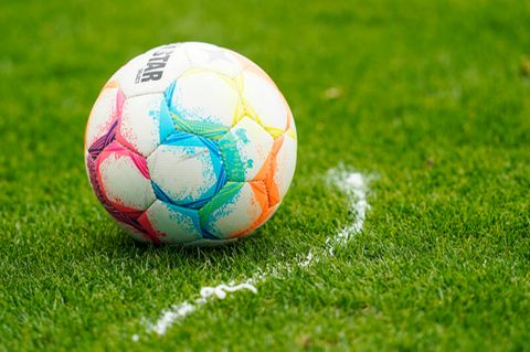 Brasilien Wettskandal: Ein Fußball liegt auf grünem Rasen