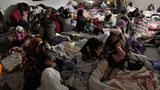 Türkei, Antakya: Flüchtlinge aus Syrien haben sich in einer Notunterkunft versammelt.