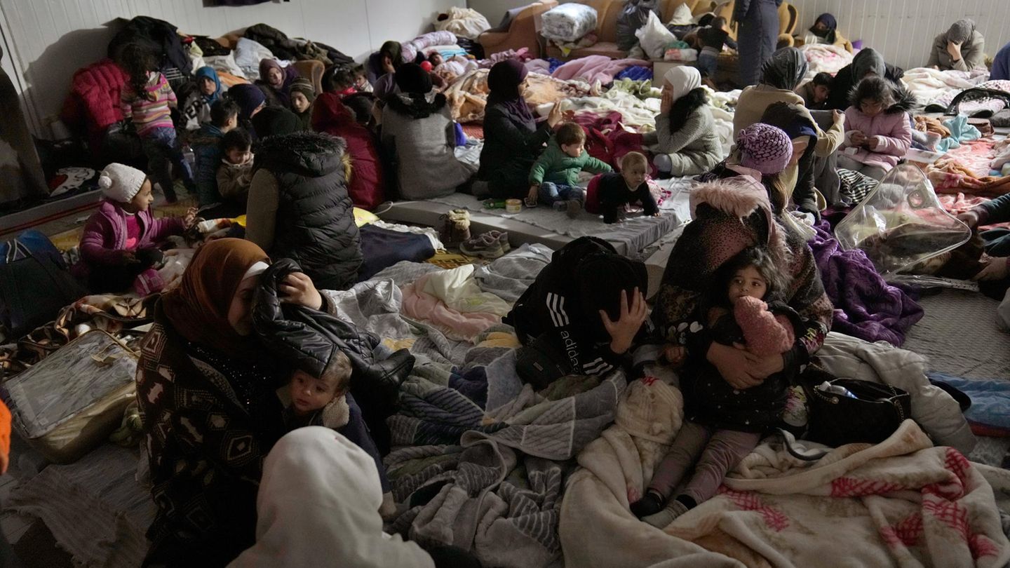 Türkei, Antakya: Flüchtlinge aus Syrien haben sich in einer Notunterkunft versammelt.
